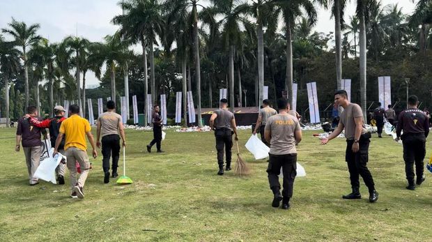 Polisi bersih-bersih Monas usai Peringatan Hari ke-78 Bhayangkara.