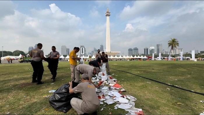 Polisi bersih-bersih Monas usai Peringatan Hari ke-78 Bhayangkara.