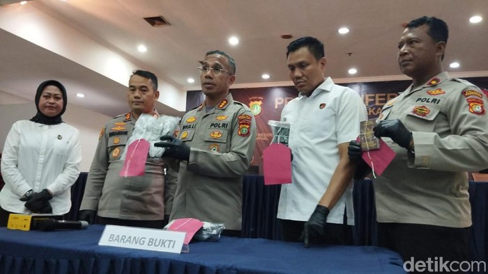 Polisi menetapkan suami inisial AAW (27) sebagai tersangka kasus penganiayaan yang mengakibatkan istrinya tewas di Jaktim.