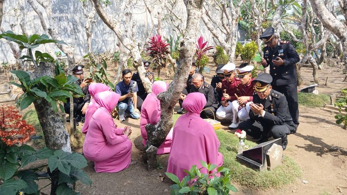 Polres Malang ziarah ke makam korban Tragedi Kanjuruhan