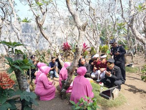 HUT Bhayangkara, Polres Malang Ziarah ke Makam Korban Tragedi Kanjuruhan
