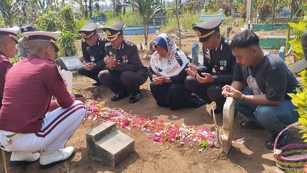 Polres Malang ziarah ke makam orang yang terluka Tragedi Kanjuruhan