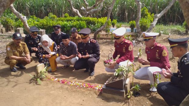 Polres Malang ziarah ke makam individu yang terjebak Tragedi Kanjuruhan