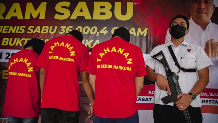 Kapolresta Barelang Kombes Pol Nugroho Tri Nuryanto (kiri) bersama Wali Kota Batam Muhammad Rudi (kanan) dan Ketua Komisi I DPRD Kota Batam Lik Khai (kedua kiri) memusnahkan barang bukti sabu-sabu di Polresta Barelang, Batam, Kepulauan Riau, Selasa (2/7/2024). Satuan Reserse Narkoba Polresta Barelang menangkap tiga tersangka kasus peredaran narkoba dan menyita barang bukti sabu-sabu asal Malaysia seberat 35,94 kg yang akan dikirim ke Jakarta. ANTARA FOTO/Teguh Prihatna/nym.