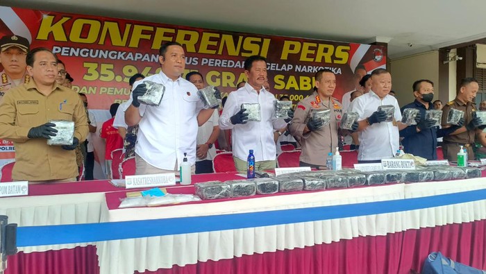 Polresta Barelang menunjukkan barang bukti narkotika berupa paketan sabu. (Istimewa)