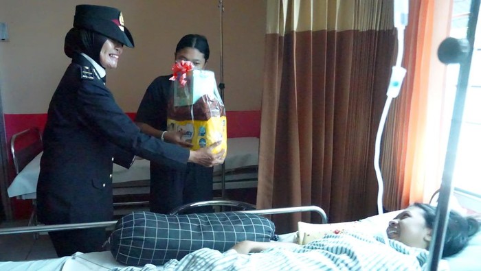 Polwan Polres Mojokerto Kota memberikan hadiah untuk bayi yang lahir di Hari Bhayangkara