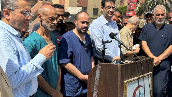 Potret Direktur RS Al-Shifa Gaza Usai Dibebaskan Israel, Ngaku Disiksa Palestinian doctor Mohammad Abu Selmeyah, the director of Al Shifa Hospital who was detained by Israeli forces, walks after his release from an Israeli jail, amid the Israel-Hamas conflict, at Nasser hopsital in Khan Younis in the southern Gaza Strip July 1, 2024. REUTERS/Mohammed Salem