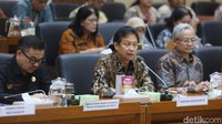 Menteri Kesehatan Budi Gunadi Sadikin menilai daftar inventaris masalah (DIM) Rancangan Undang Undang Pengawasan Obat dan Makanan (RUU POM) secara keseluruhan sudah tercantum di sejumlah regulasi lain, yakni Undang Undang Kesehatan No 17 Tahun 2023 dan Undang Undang Cipta Kerja yang disusun dengan metode omnibus law. 