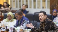 Rapat berlanjut panas, banyak anggota Komisi IX DPR RI yang melayangkan protes kepada Menkes. Menuding pihaknya arogan lantaran langsung memberikan penolakan dan penghapusan DIM RUU POM. Terlebih, belum ada pembahasan secara mendetail terkait substansi antar Kementerian Kesehatan RI dan DPR. 