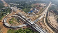 Foto udara suasana pembangunan jalan tol Bayung Lencir-Tempino (Baleno) Seksi 3 di Sebapo, Muaro Jambi, Jambi, Selasa (2/7/2024).   