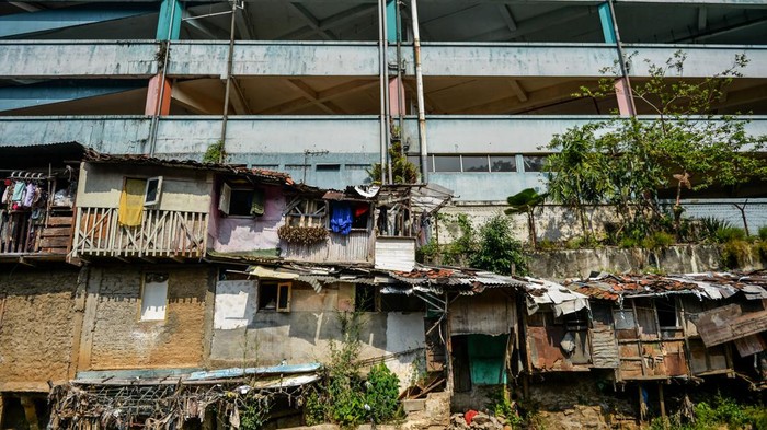 Potret Pemukiman Padat di Bawah Jembatan Ikonik Bandung Warga melihat kereta api yang melintas di samping permukiman padat di Kawasan Andir, Bandung, Jawa Barat, Selasa (2/7/2024). Badan Pusat Statistik (BPS) menyebutkan, jumlah penduduk miskin turun 0,68 juta jiwa menjadi 25,27 juta jiwa pada Maret 2024 atau menurun 0,33 persen dibandingkan Maret 2023. ANTARA FOTO/Raisan Al Farisi/foc.