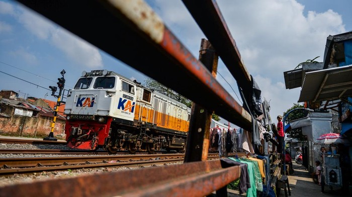 Warga melihat kereta api yang melintas di samping permukiman padat di Kawasan Andir, Bandung, Jawa Barat, Selasa (2/7/2024). Badan Pusat Statistik (BPS) menyebutkan, jumlah penduduk miskin turun 0,68 juta jiwa menjadi 25,27 juta jiwa pada Maret 2024 atau menurun 0,33 persen dibandingkan Maret 2023. ANTARA FOTO/Raisan Al Farisi/foc.