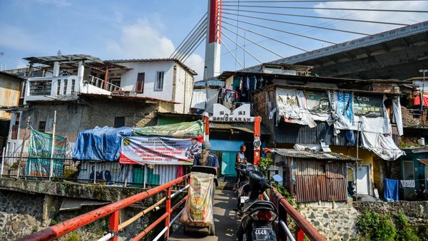 Potret Permukiman Padat di Bawah Jembatan Ikonik Bandung