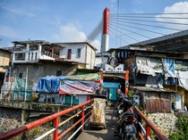 Potret Permukiman Padat di Bawah Jembatan Ikonik Bandung