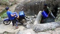 Musim kemarau membuat warga kesulitan air bersih. Mereka pun harus mencari sumber mata air yang lokasinya jauh dari rumah.