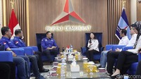 Angela tampak memperkenalkan rombongan yang ikut bersamanya. Masing-masing elite partai masih berbincang dan belum menyampaikan soal pertemuannya. 