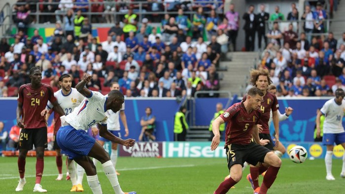 DUSSELDORF, GERMANY - JULY 01: Randal Kolo Muani of Frances goalward shot deflects off Jan Vertonghen of Belgium to give the side a 1-0 lead late on in the UEFA EURO 2024 round of 16 match between France and Belgium at Düsseldorf Arena on July 01, 2024 in Dusseldorf, Germany. (Photo by Jonathan Moscrop/Getty Images)