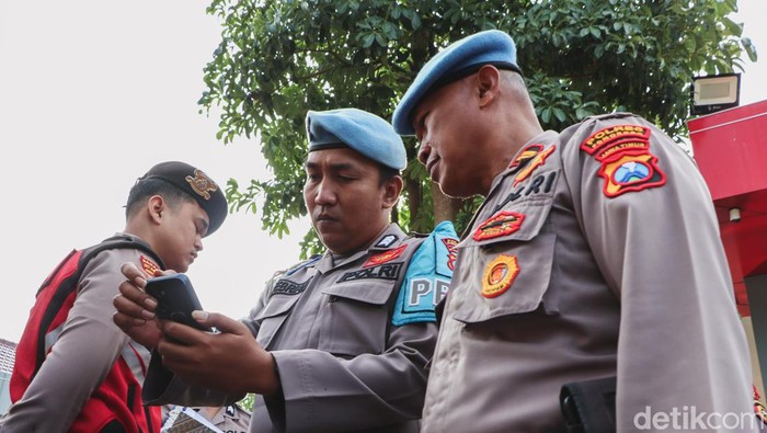 Propam Polres Ponorogo saat mengecek HP anggota polisi