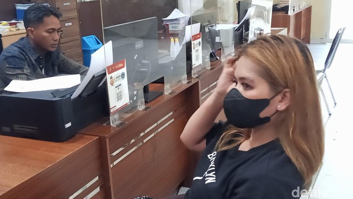Rani Anggraini saat membuta laporan ke Polrestabes Palembang usai mengalami penganiayaan.
