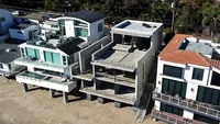 Sejak dibeli oleh Kanye West pada 2021, rumah tersebut mengalami banyak perubahan. Mulai dari dapur, kamar mandi, hingga instalasi lampu dihilangkan dari bangunan. Bahkan renovasi tersebut sempat mangkrak dan diberhentikan pada 2023. Foto: CelebCandidly / MEGA via Metro