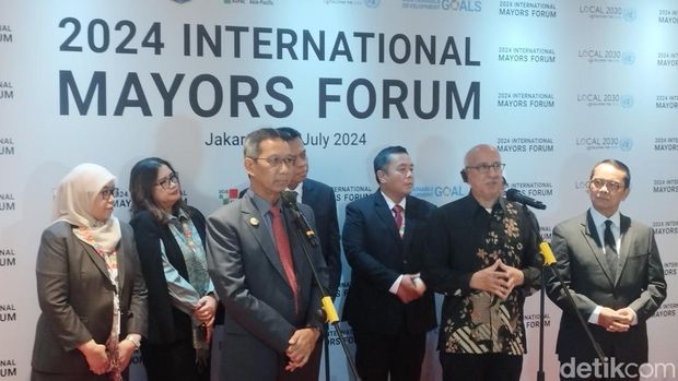 Saat membuka The International Mayors Forum 2024, Pj Gubernur DKI Jakarta Heru Budi Hartono bicara mengenai komitmen agenda pembangunan berkelanjutan (Belia/detikcom)