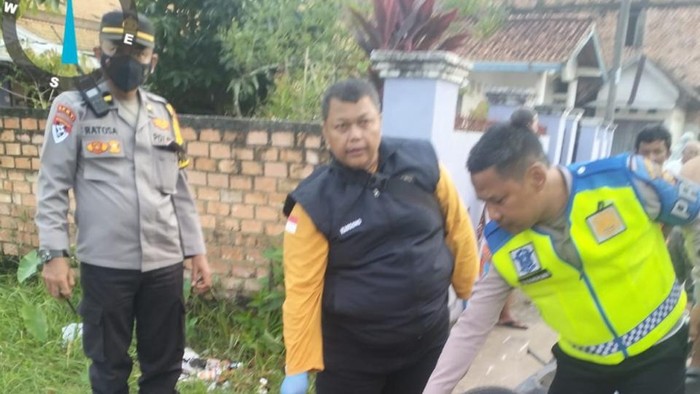Saat polisi mendatangi TKP dan melakukan evakuasi korban Lakalantas