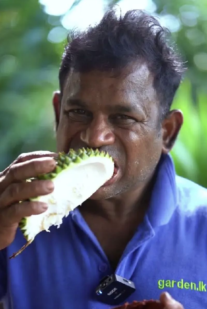 Santuy! Pria Ini Ngemil Kulit Durian Dicocol Sambal