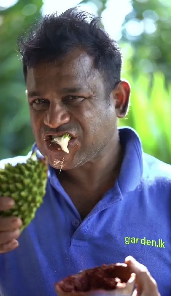 Santuy! Pria Ini Ngemil Kulit Durian Dicocol Sambal