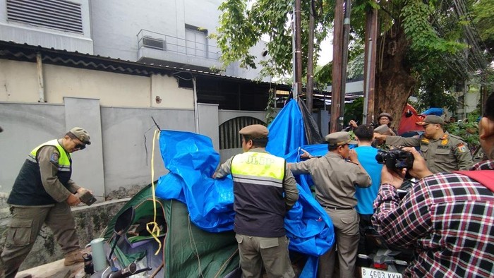 Petugas Satpol PP Tertibkan Pendirian Tenda Ilegal Pengungsi Asing di Jakarta Selatan