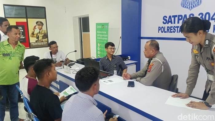 Sejumlah pemohon saat mengantre untuk pembuatan SIM di Satlantas Polresta Kupang Kota, Selasa (2/7/2024).