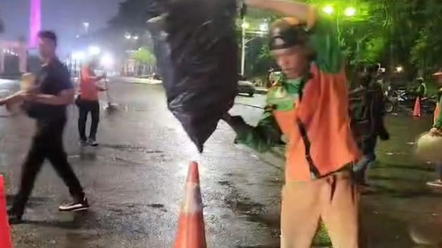 Seluruh panitia acara dan berbagai pihak bekerja sama untuk langsung membersihkan sampah yang berserakan di lokasi perayaan HUT Bhayangkara di Monas. (dok. ist)