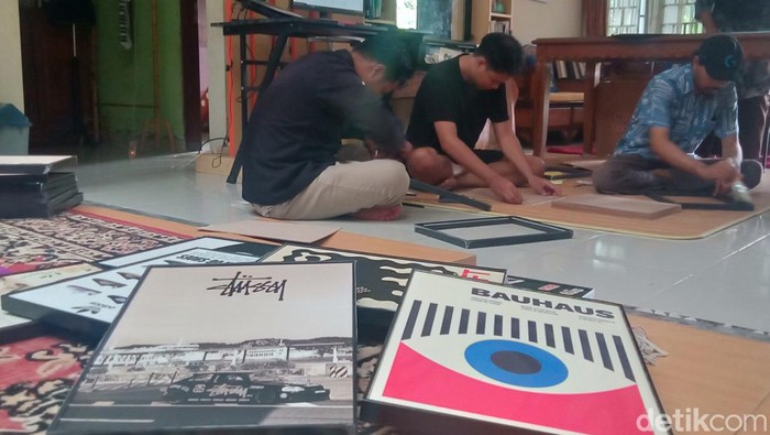 Seorang polisi di Klaten, Briptu Dhinar Saputra memiliki usaha sampingan memproduksi poster frame block. Ratusan produk dijualnya setiap bulan.
