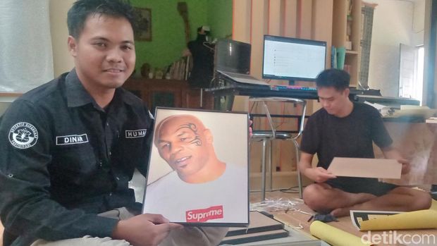 Seorang polisi di Klaten, Briptu Dhinar Saputra memiliki usaha sampingan memproduksi poster frame block. Ratusan produk dijualnya setiap bulan.