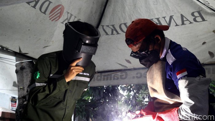 Pusat Pelatihan Kerja Daerah (PPKD) Jakarta Pusat menggelar pelatihan las gratis. Kegiatan ini untuk memberikan keterampilan kerja kepada warga Jakarta.