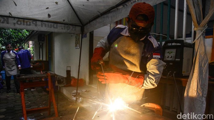 Pusat Pelatihan Kerja Daerah (PPKD) Jakarta Pusat menggelar pelatihan las gratis. Kegiatan ini untuk memberikan keterampilan kerja kepada warga Jakarta.