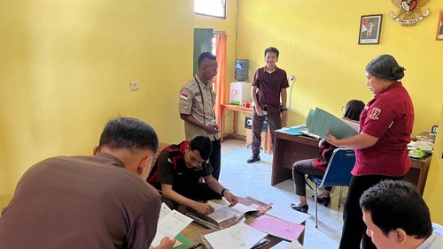 Penggeledahan oleh jaksa Kejari Flotim di SMKN 1 Larantuka dan disaksikan guru-guru.