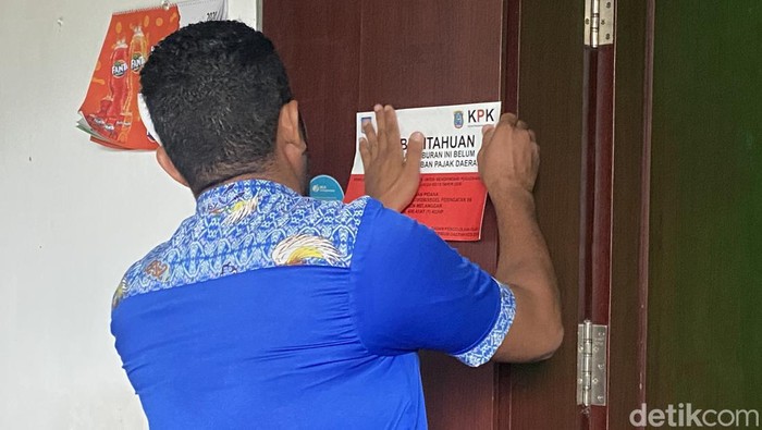Pemasangan stiker tunggak pajak di salah satu tempat hiburan malam (THM) di Kota Sorong, Papua Barat Daya.