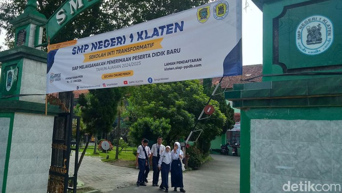 Spanduk PPDB online di SMPN 1 Klaten beberapa waktu lalu.