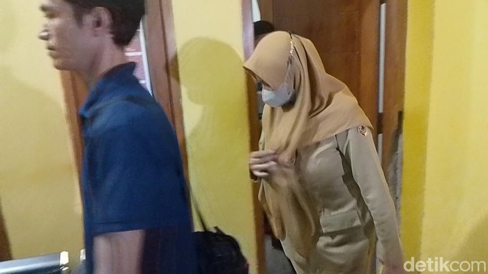 suami gerebek istri selingkuh