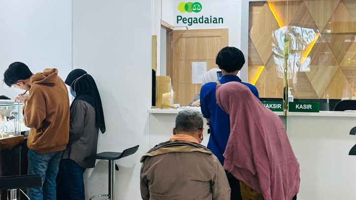 Suasana di kantor pegadaian cabang Palembang.