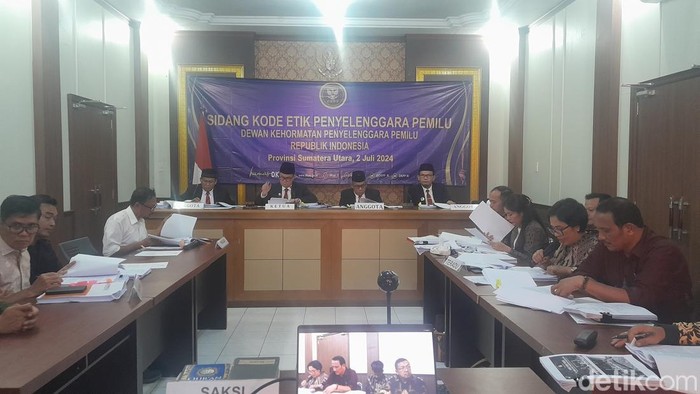 Suasana sidang DKPP di Kantor Bawaslu Sumut (Nizar Aldi/detikSumut)