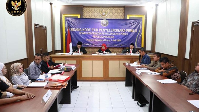 Suasana sidang pemeriksaan dugaan pelanggaran etik Ketua KPU Labusel. (Dok. DKPP RI)