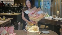 Yang satu ini adalah momen ketika Tamara Tyasmara Mendapat kue ulang tahun dari orang terkasih. Ia kemudian dibuatkan pesta kecil kecilan di sebuah restoran. Foto: Instagram @tamaratyasmara