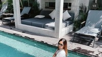 Tak hanya itu, ada juga keseruan Tamara Tyasmara saat menikmati floating breakfast. Berbagai menu mulai dari buah-buahan, roti hingga jus buah pun tersedia. Foto: Instagram @tamaratyasmara