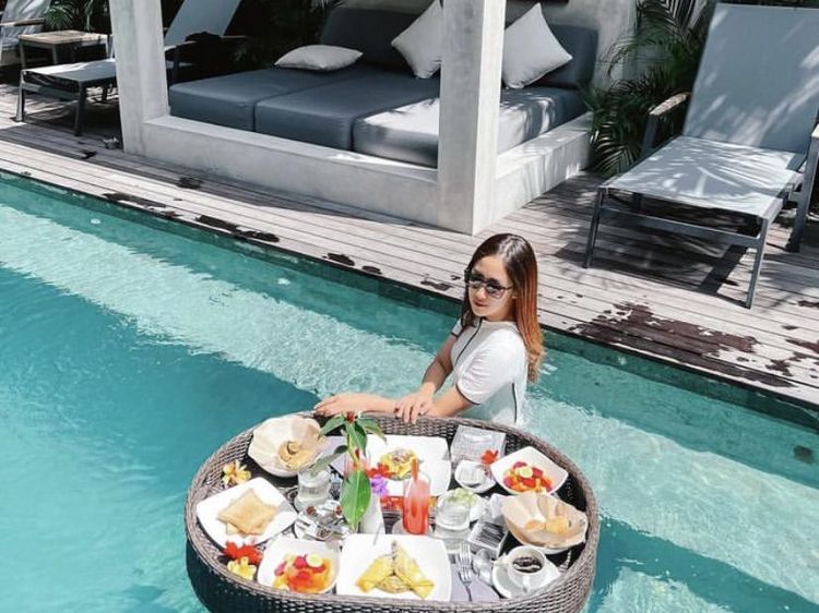 10 Foto Keseruan Tamara Tyasmara saat Liburan dan Kulineran