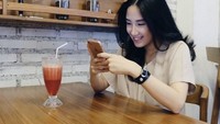 Wanita kelahiran 23 Januari 1995 itu tak kuasa menahan tangis saat maju untuk mewakili almarhum putranya menerima tanda kelulusan. Foto: Instagram @tamaratyasmara