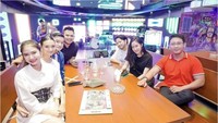 Momennya saat nongkrong bareng teman-teman yang satu ini pun tak kalah seru. Mereka mampir ke sebuah klub dan menikmati minuman bersama.  Foto: Instagram @tamaratyasmara