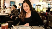 Ada juga momen Tamara Tyasmara saat makan di restoran mewah. Di restoran bernuansa klasik ini Tamara memesan es teh leci. Foto: Instagram @tamaratyasmara