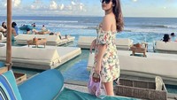 Terakhir, ada momen Tamara Tyasmara saat berlibur ke Bali. Di sana, ia nongkrong di sebuah beach club dengan pemandangan pantai cantik. Foto: Instagram @tamaratyasmara