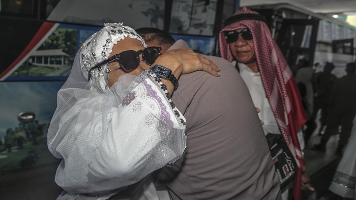 Tangis Jemaah Haji Maluku Saat Tiba di Tanah Air Seorang haji memeluk keluarganya setibanya di Asrama Haji Transit Ternate Maluku Utara, Selasa (2/7/2024). Sebanyak 441 jamaah haji asal Provinsi Maluku Utara yang tergabung dalam kelompok terbang (kloter) 11 debarkasi Makassar tersebut kembali ke tanah air setelah melaksanakan ibadah haji 1445 H di Arab Saudi. ANTARA FOTO/Andri Saputra/foc.